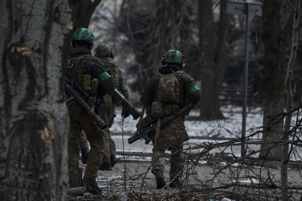 Ukrajinskí vojaci hliadkujú v meste Bachmut na východe Ukrajiny. FOTO: TASR/AP