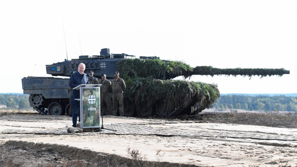 Nemecký kancelár Olaf Scholz a v pozadí tank Leopard 2. FOTO: REUTERS