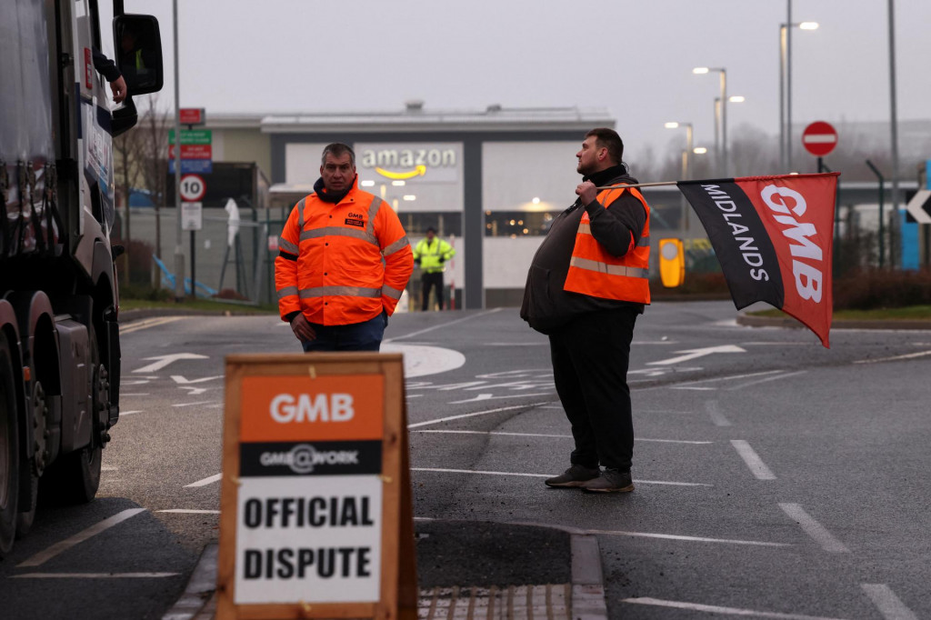 Štrajkujúci zamestnanci Amazanu v sklade v Coventry. FOTO: Reuters