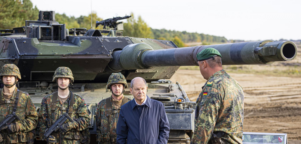 Na arch&iacute;vnej sn&iacute;mke zo 17. okt&oacute;bra 2022 nemeck&yacute; kancel&aacute;r Olaf Scholz a nemeck&iacute; vojaci stoja pri tanku Leopard 2 počas vojensk&eacute;ho cvičenia v nemeckom Ostenholzi. FOTO: TASR/AP