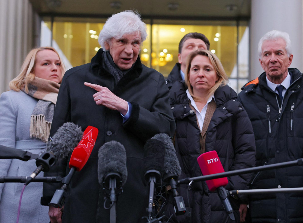 Právnik Genri Reznik reaguje na otázky novinárov po boku členov a právnikov Moskovskej helsinskej skupiny. FOTO: REUTERS