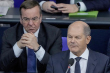 Nemecký kancelár Olaf Scholz hovorí na zasadnutí spolkového parlamentu Bundestag, vľavo nemecký minister obrany Boris Pistorius FOTO: TASR/AP