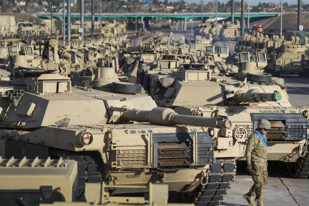 Na archívnej snímke z roka 2016 vojak prechádza okolo tankov typu M1 Abrams v Colorado Springs. Spojené štáty v stredu 25. januára 2023 oznámili, že pošlú Ukrajine 31 tankov typu M1 Abrams. FOTO: TASR/AP