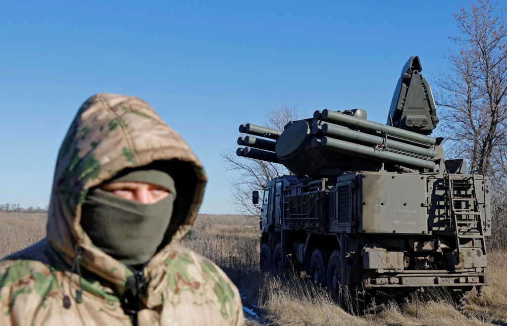 Ruský vojak stojí pri systéme protivzdušnej obrany. FOTO: Reuters