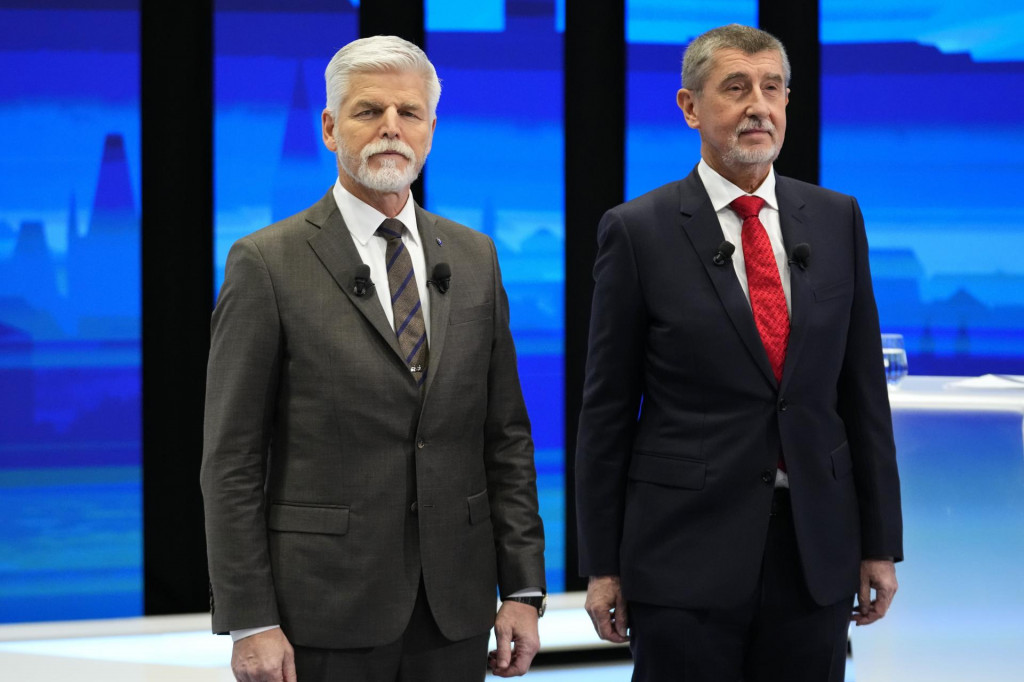 Kandidáti na českého prezidenta Petr Pavel (vľavo) a Andrej Babiš pózujú pred predvolebnou debatou 25. januára 2023 v Prahe. FOTO: TASR/AP