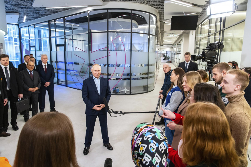 Putin sa počas návštevy odfotografoval so skupinou študentov. Po oficiálnom zverejnení jednej snímky Kremľom si mnohí všimli, že prezident má obuté topánky so zvýšeným opätkom, ktoré mu pridávajú okolo 2,5 centimetra. FOTO: TASR/AP
