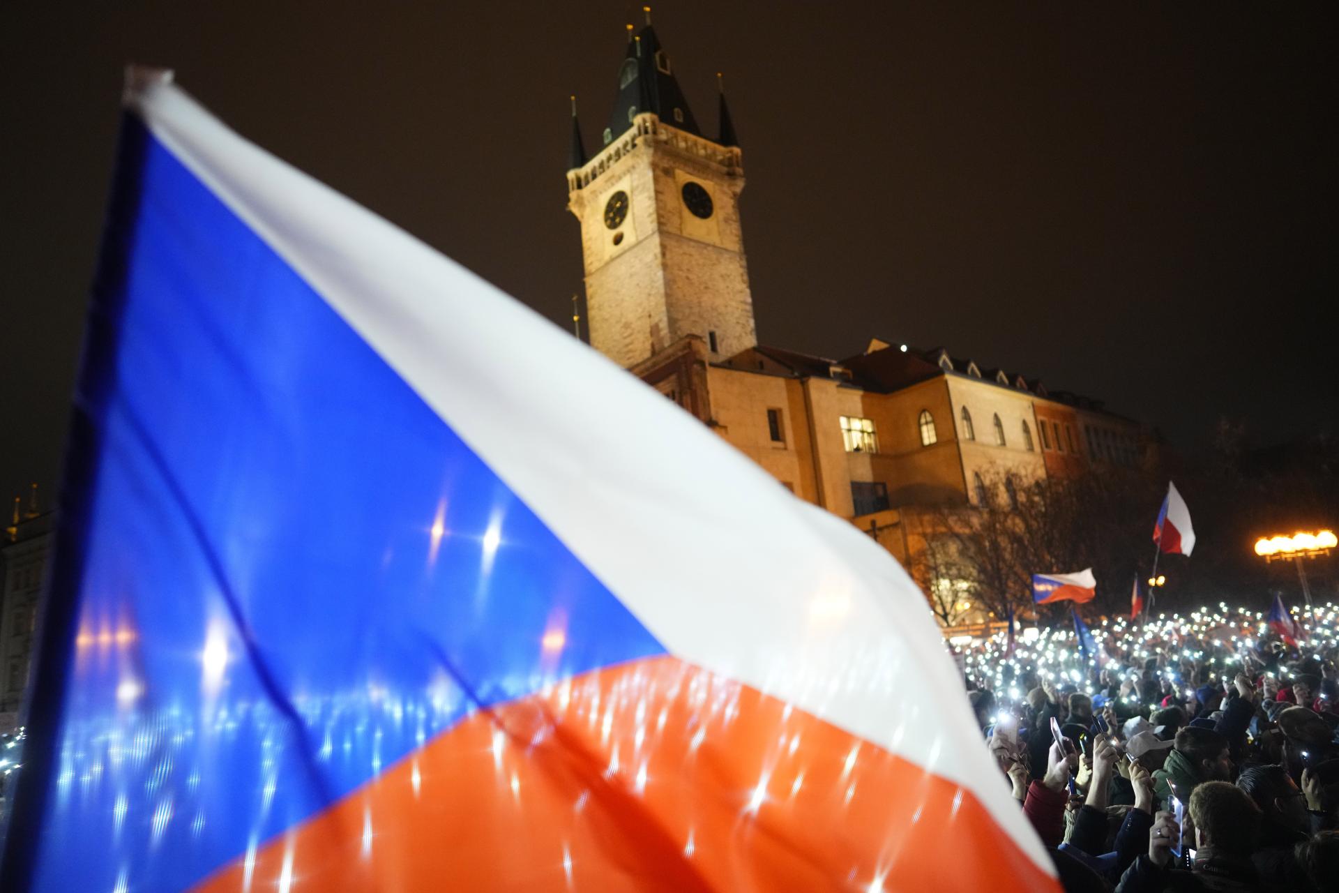 Rozhodujúce kolo volieb prezidenta Českej republiky sa začalo aj na Slovensku, hlasujú tu i českí vojaci