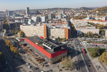 Na snímke z dronu Železničná nemocnica a poliklinka na Trnavskom mýte v Bratislave (vzadu). FOTO: TASR/M. Svitok