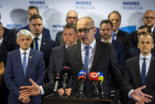 Na snímke Mikuláš Dzurinda (vľavo) a predseda strany Spolu Miroslav Kollár (uprostred) predstavujú nový politický projekt s názvom Modrá koalícia. FOTO: TASR/J. Novák