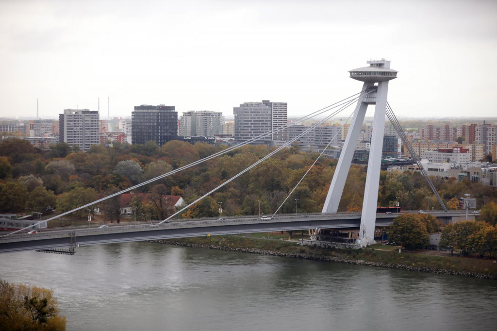 Vyhliadka a reštaurácia UFO sa nachádza nad Mostom SNP v Bratislave. FOTO: Pavol Funtál