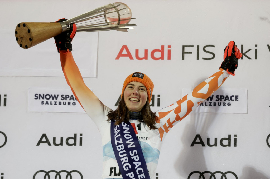 Slovenská lyžiarka Petra Vlhová oslavuje so šampanským na pódiu víťazstvo v nočnom slalome Svetového pohára žien v rakúskom Flachau. FOTO: Reuters