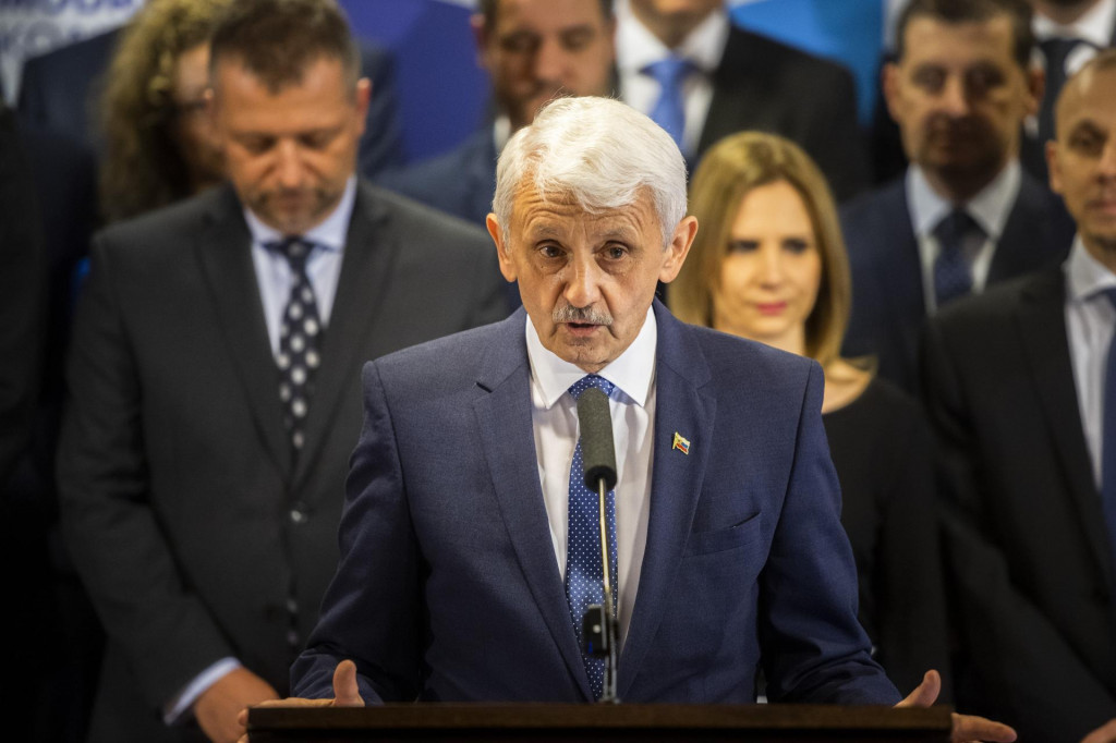 Mikul&aacute;&scaron; Dzurinda (uprostred) predstavuje nov&yacute; politick&yacute; projekt s n&aacute;zvom Modr&aacute; koal&iacute;cia na tlačovej konferencii. FOTO: TASR /Jaroslav Nov&aacute;k