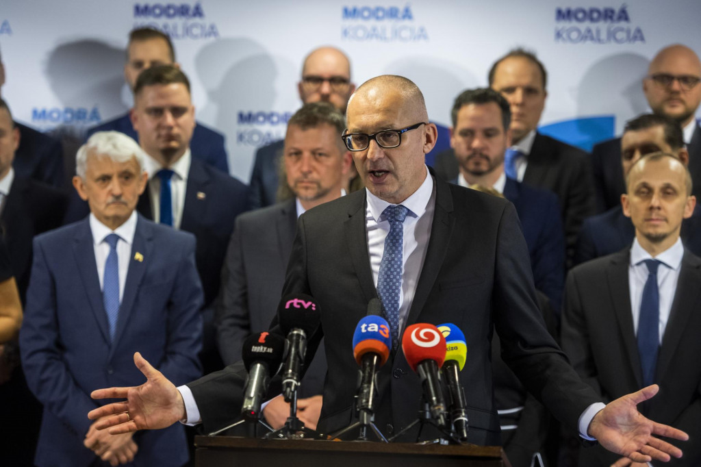 Na snímke Mikuláš Dzurinda (vľavo) a predseda strany Spolu Miroslav Kollár (uprostred) predstavujú nový politický projekt s názvom Modrá koalícia. FOTO: TASR/J. Novák