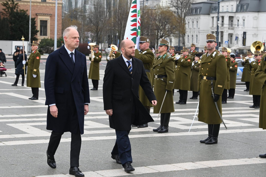 Dočasne poverený minister obrany Jaroslav Naď (druhý zľava) a jeho maďarský rezortný kolega Kristóf Szalay-Bobrovniczky (vpravo) počas stretnutia v Budapešti. FOTO: TASR/DUNA/MT/Zoltan Mathe