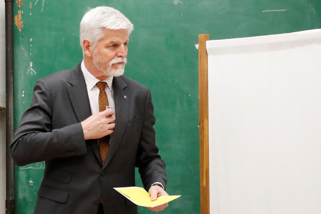 Petr Pavel odovzdáva hlas v druhom kole prezidentských volieb v Česku. FOTO: Reuters