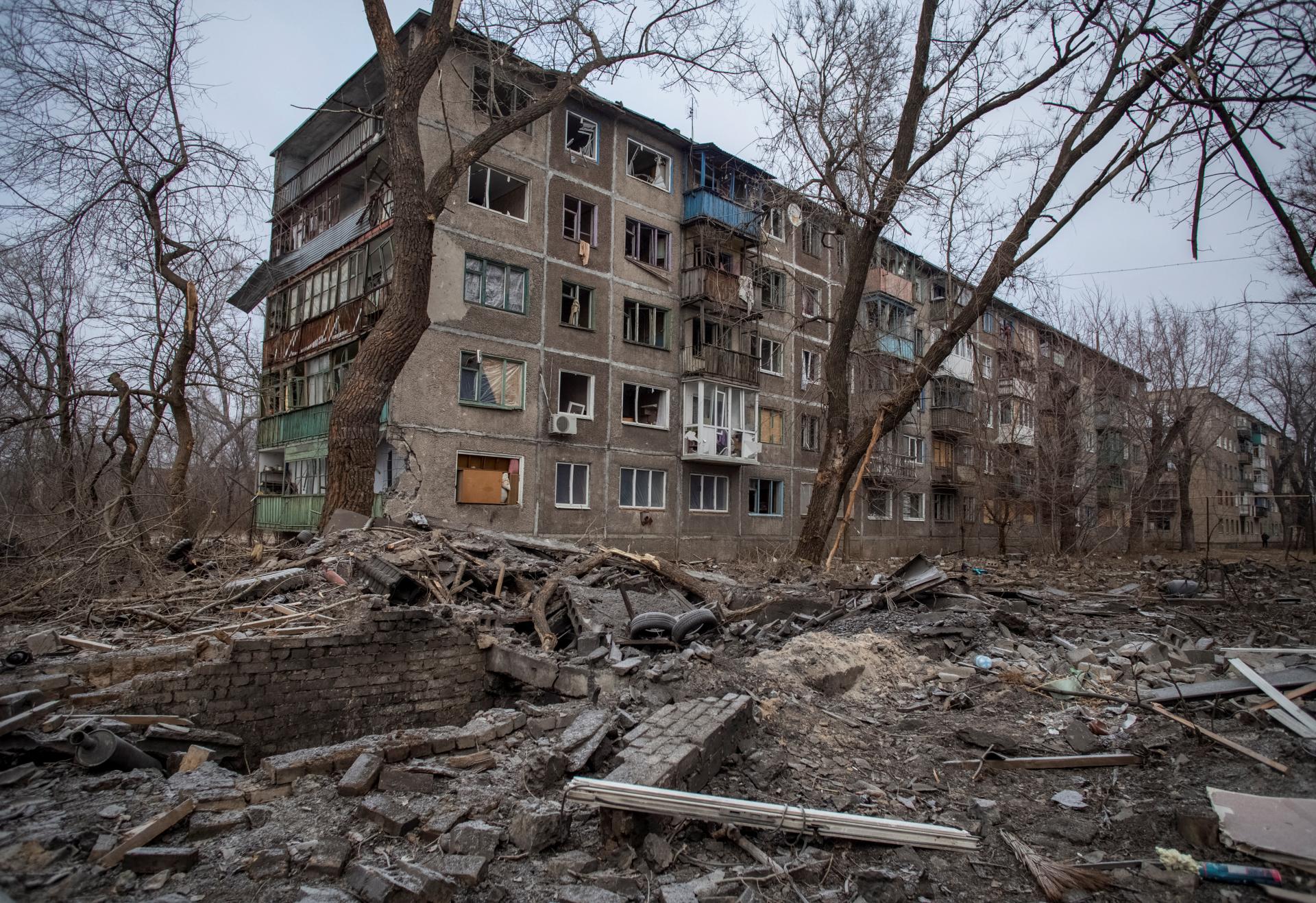 Ruský útok zabil v meste Kosťantynivka na východe troch ľudí, poškodené sú bytovky i hotel
