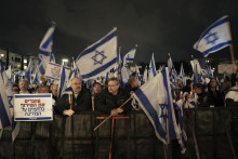 Ľudia protestujú proti novej, ultrakonzervatívnej vláde premiéra Benjamina Netanjahua, ktorá podľa kritikov ohrozuje izraelskú demokraciu. FOTO: TASR/AP