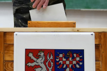 Česi v druhom kole prezidentských volieb rozhodujú, či sa budúcou hlavou štátu stane vojenský generál vo výslužbe Petr Pavel alebo expremiér Andrej Babiš. FOTO: TASR/AP