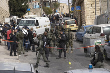 Izraelskí policajti zabezpečujú miesto streľby vo východnom Jeruzaleme. FOTO: TASR/AP