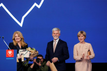 

Prezidentka Zuzana Čaputová, český prezidentský kandidát Petr Pavel a jeho manželka Eva Pavlová. FOTO: Reuters