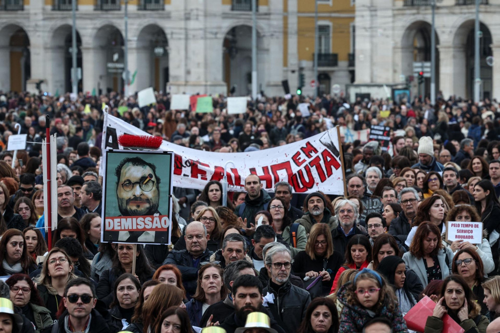 Učitelia z celého Portugalska protestujú v hlavnom meste Lisabon v sobotu. Protest sa konal niekoľko dní po štrajkoch pedagógov za lepšie pracovné podmienky a vyššie platy. FOTO: TASR/Lusa-António Cotrim