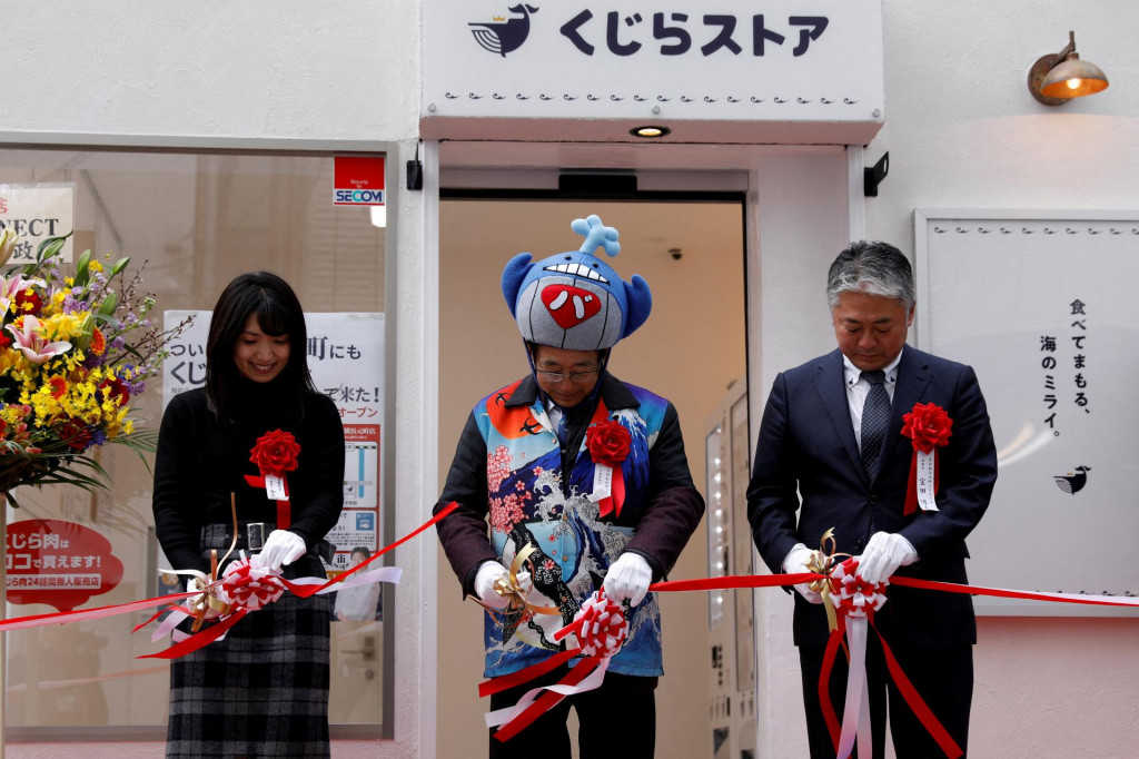 Prezident japonskej spoločnosti na lov veľrýb Kyodo Senpaku Kaisha Ltd. Hideki Tokoro strihá pásku na slávnostnom otvorení obchodu svojej spoločnosti v Jokohame. FOTO: Reuters