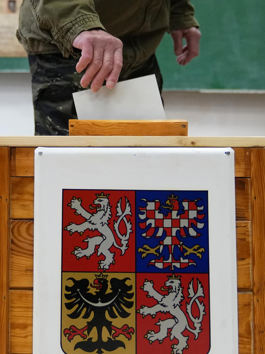 Česi v druhom kole prezidentských volieb rozhodujú, či sa budúcou hlavou štátu stane vojenský generál vo výslužbe Petr Pavel alebo expremiér Andrej Babiš. FOTO: TASR/AP