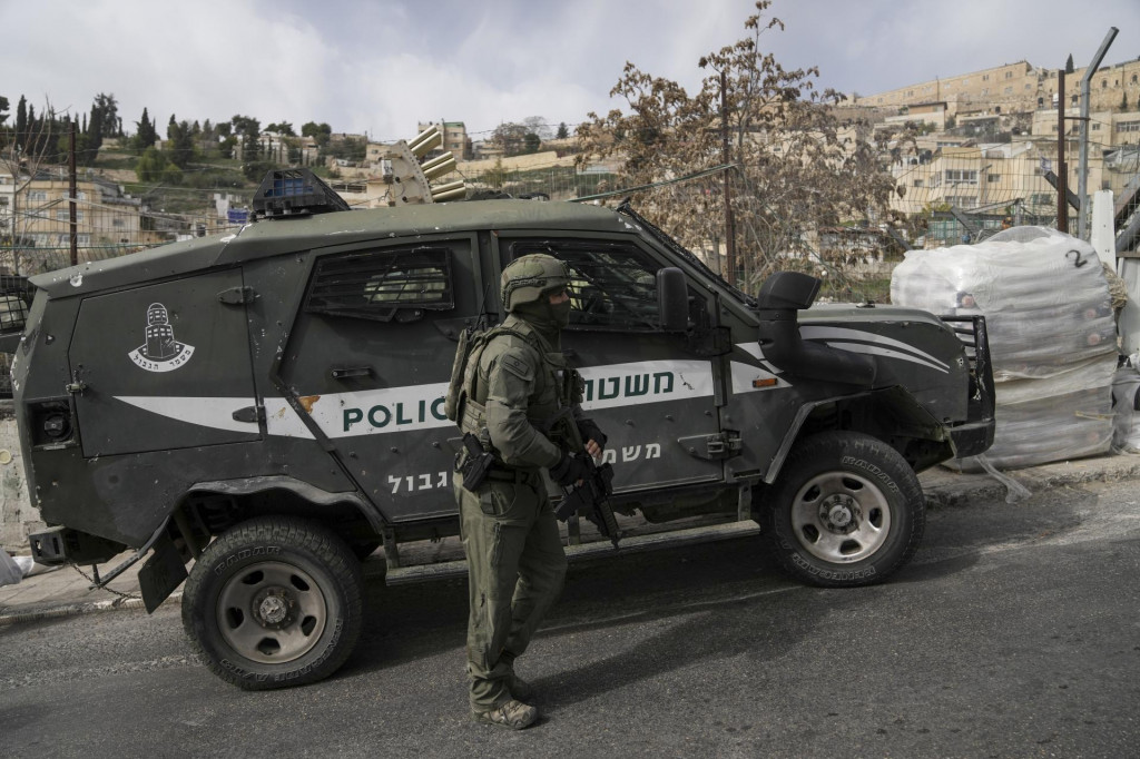 Izraelský policajt zabezpečuje miesto streľby vo východnom Jeruzaleme. FOTO: TASR/AP
