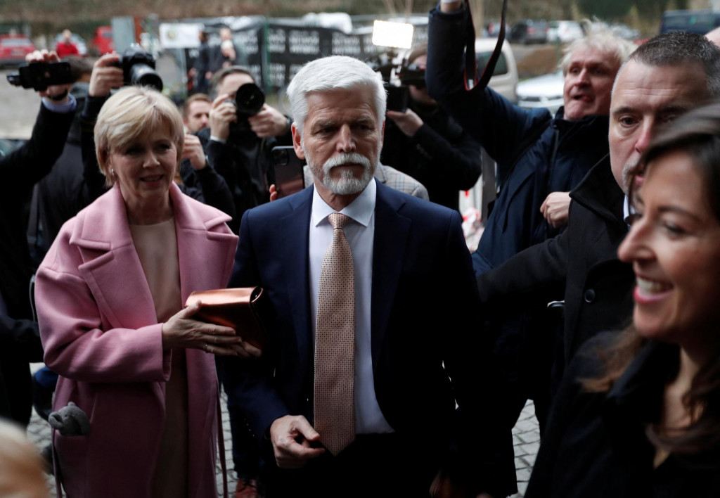 

Český prezidentský kandidát Petr Pavel a jeho manželka Eva Pavlová. FOTO: Reuters