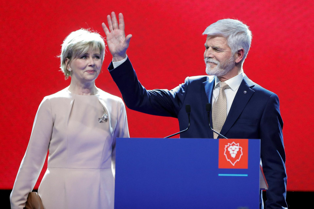 Český prezidentský kandidát Petr Pavel a jeho manželka Eva Pavlová. FOTO: Reuters