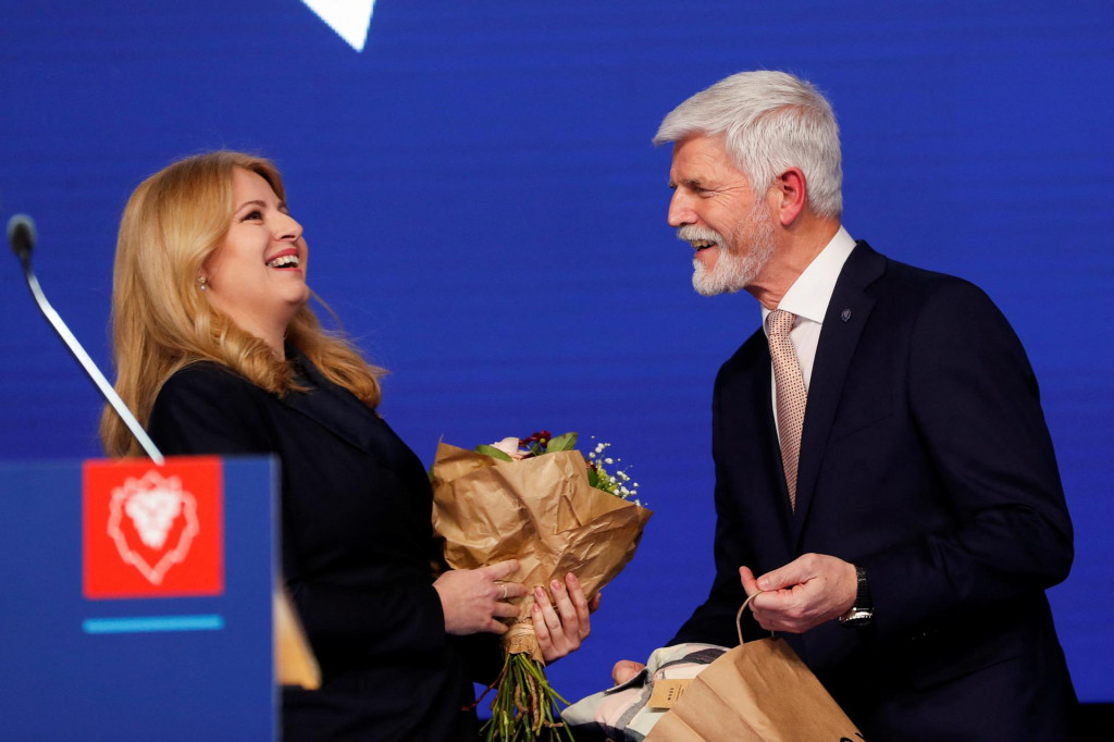 Zuzana Čaputová gratuluje Petrovi Pavlovi k zvoleniu za českého prezidenta. FOTO: REUTERS