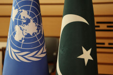 Vlajka OSN a Pakistanu. FOTO: REUTERS