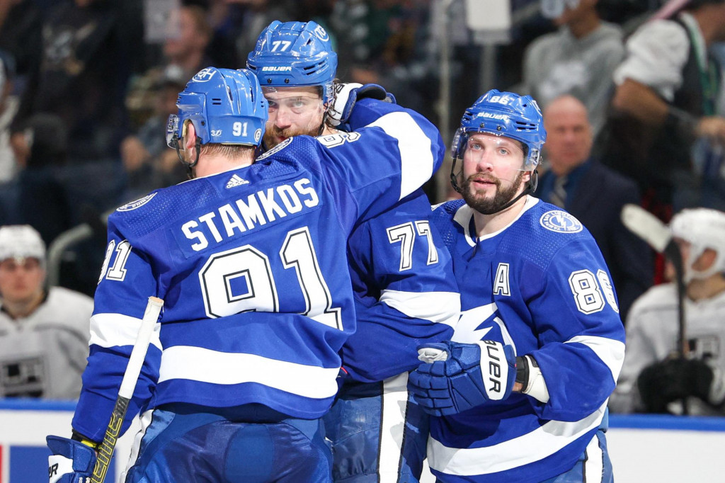 Center Tampy Bay Lightning Steven Stamkos (91) blahožel&aacute; obrancovi Victorovi Hedmanovi (77) po strelen&iacute; g&oacute;lu proti Los Angeles Kings v tretej tretine. FOTO: REUTERS