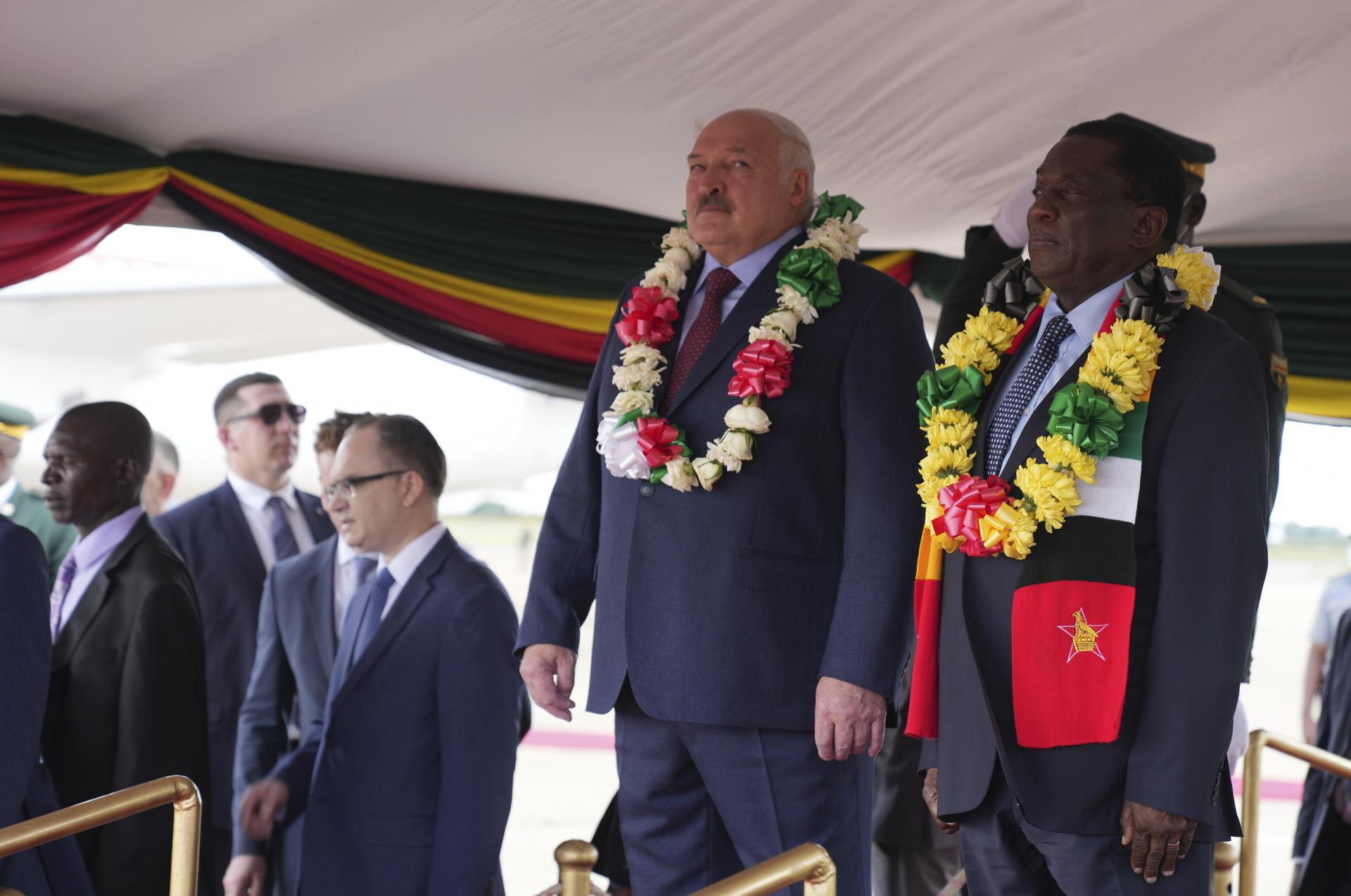 Bieloruský líder Lukašenko prvýkrát navštívil Zimbabwe, stretol sa s tamojším prezidentom