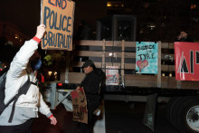 

Ľudia protestujú proti smrteľnému zásahu proti čiernemu motoristovi Tireovy Nicholsovi policajtmi z Memphisu. FOTO: Reuters