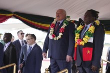 Bieloruský prezident Alexander Lukašenko  a prezident Zimbabwe Emmerson Mnangagwa. FOTO: TASR/AP

