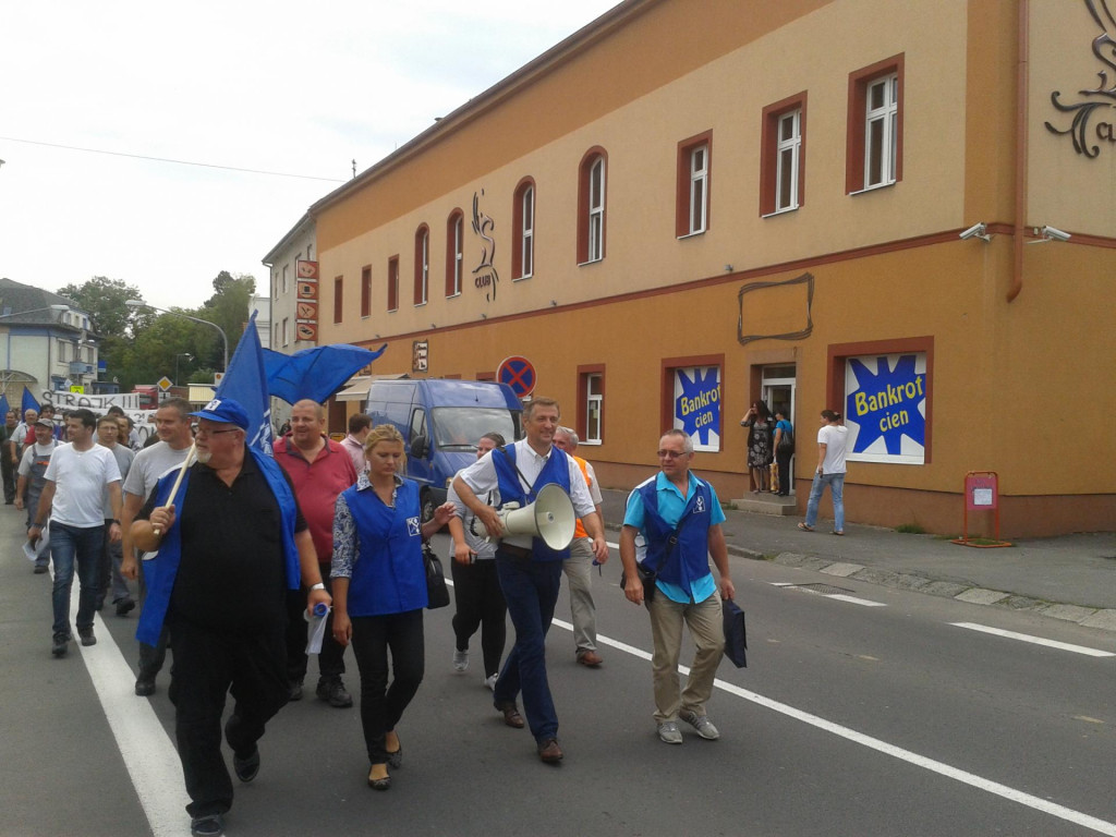 Štrajk zamestnancov spoločnosti WAY Industries v Krupine za vyplatenie odmien. FOTO: TASR/J. Poliak