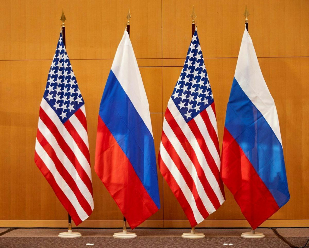 Ruské a americké vlajky zobrazené pred rozhovormi medzi námestníkom ruského ministra zahraničných vecí Sergejom Rjabkovom a námestníčkou ministra zahraničných vecí USA Wendy Shermanovou. FOTO: Reuters