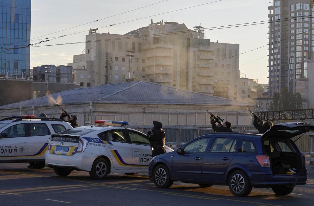 Ukrajinskí vojaci zostrelujú dron v Kyjeve. FOTO: TASR/AP
