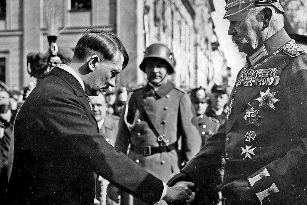 Adolf Hitler a prezident Paul von Hindenburg počas takzvaného Dňa Potsdamu 21. marca 1933.