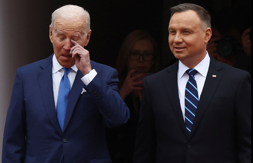 Poľský prezident Andrzej Duda a americký prezident Joe Biden počúvajú štátne hymny pred prezidentským palácom vo Varšave. FOTO: Reuters