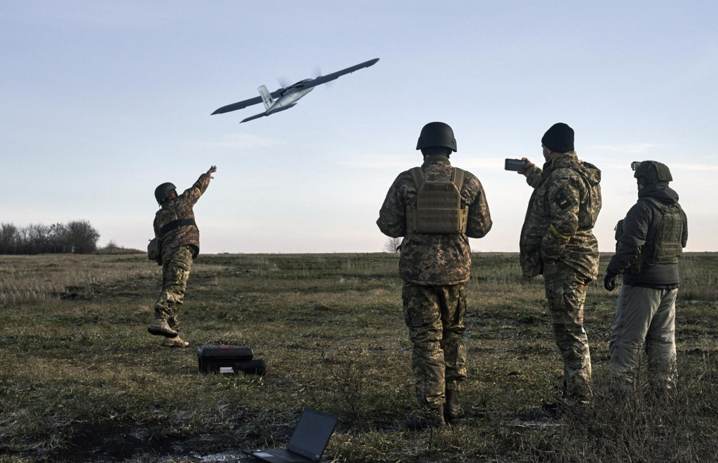 Ukrajinskí vojaci spúšťajú dron na ruské ppozície pri meste Bachmut. FOTO: TASR/AP
