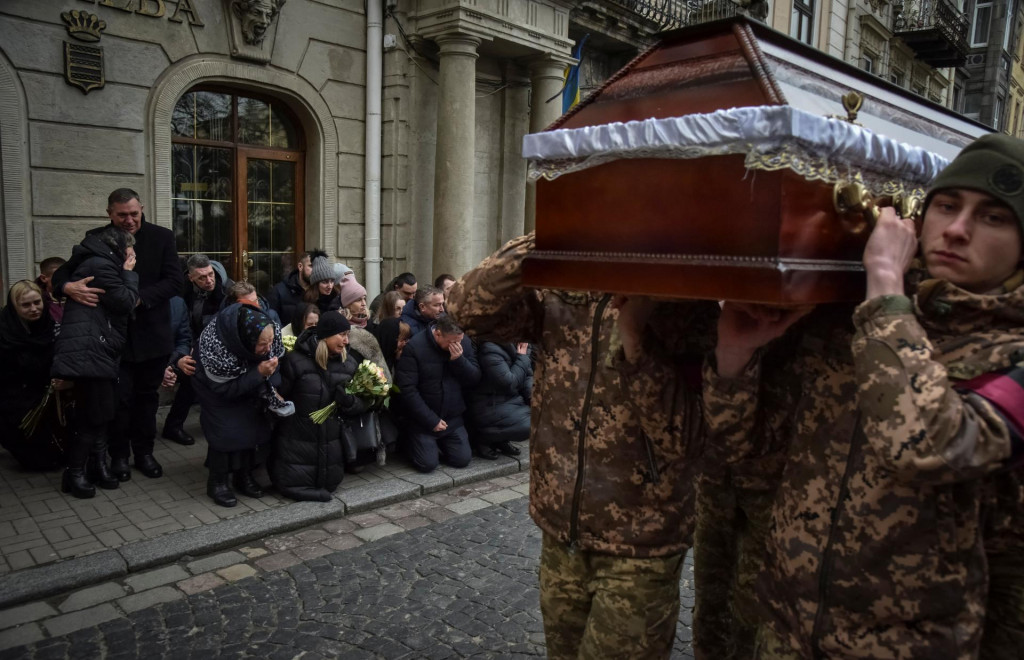 Ľudia reagujú počas pohrebného obradu ukrajinských vojakov, ktorí nedávno zahynuli v bojoch proti ruským jednotkám. FOTO: Reuters