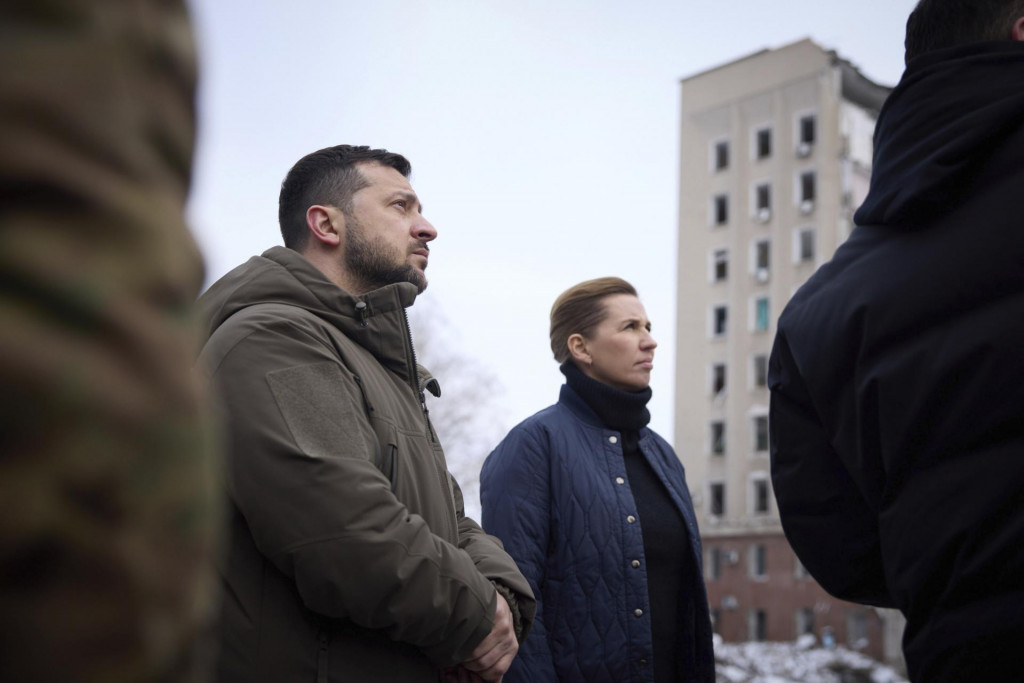 Dánska premiérka Mette Frederiksenová (vpravo) a ukrajinský prezident Volodymyr Zelenskyj (vľavo) si prezerajú miesto nedávneho ostreľovania ruskej armády v ukrajinskom v meste Mykolajiv v pondelok 30. januára 2023. FOTO: TASR/AP