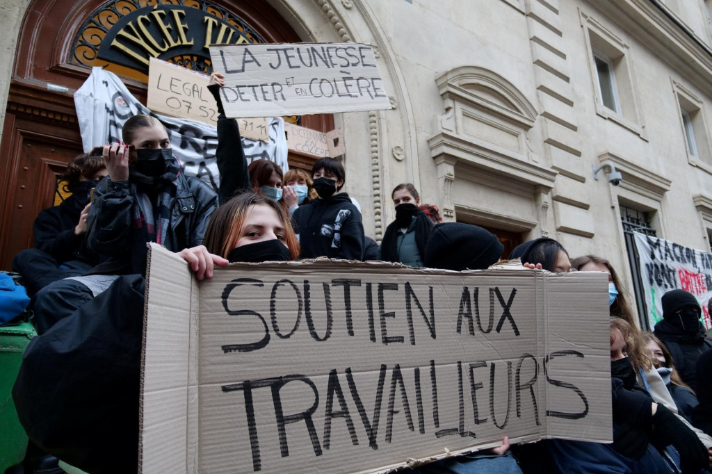 Francúzski stredoškoláci blokujú prístup na strednú školu Lycee Turgot v Paríži počas celoštátneho štrajku a protestov proti plánu dôchodkovej reformy francúzskej vlády. FOTO: Reuters