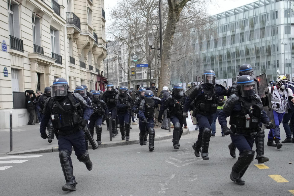 Príslušníci francúzskych poriadkových síl zasahujú proti demonštrantom počas demonštrácie proti reforme dôchodkového systému v Paríži. FOTO TASR/AP

