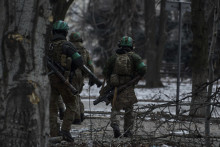 Ukrajinskí vojaci hliadkujú v meste Bachmut. FOTO: TASR/AP