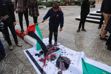

Počas protestu proti návšteve ministra zahraničných vecí USA Antonyho Blinkena dieťa stúpa na transparent s jeho podobizňou. FOTO: Reuters