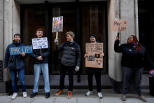 Štrajkujúci v Británii. FOTO: Reuters