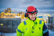 Nórsky premiér Jonas Gahr Stoere na návšteve LNG zariadenia spoločnosti Equinor v lokalite Melkoeya. FOTO: REUTERS